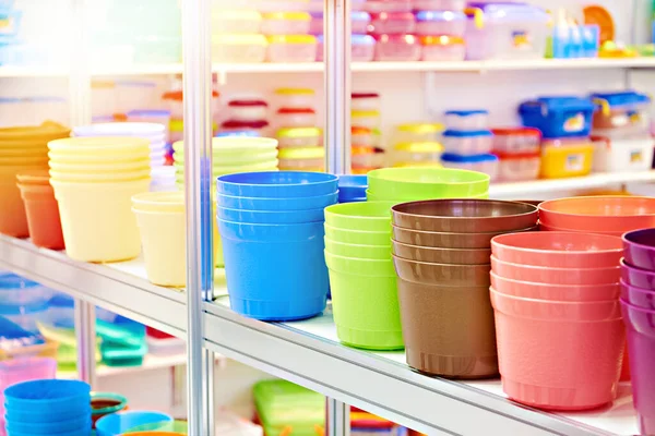 Mağazada Renkli Plastik Saksılar — Stok fotoğraf