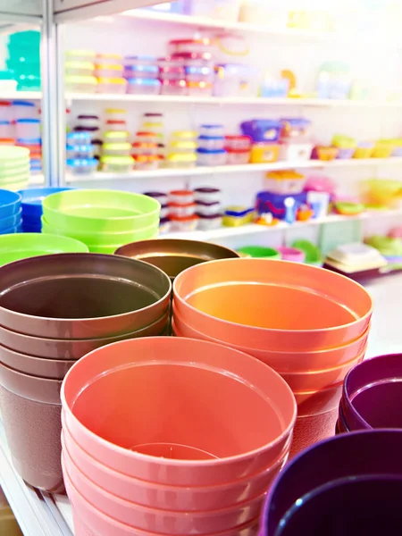 Mağazada Renkli Plastik Saksılar — Stok fotoğraf