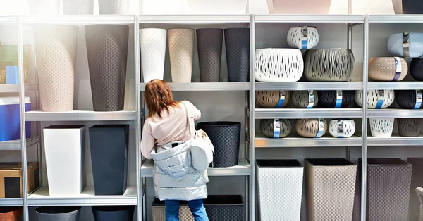 Vrouwen Shopper Kiest Plastic Containers Huishoudelijke Goederen Winkel — Stockfoto