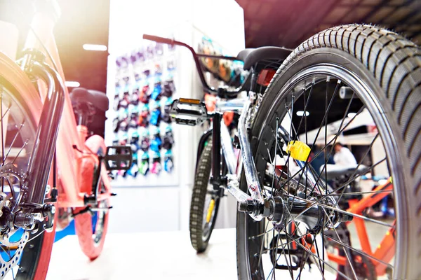 Велосипеды Магазине Спортивных Товаров — стоковое фото