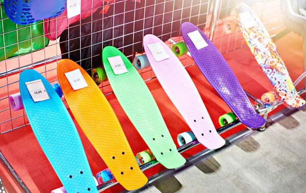 Χρωματιστά Skateboards Στο Κατάστημα — Φωτογραφία Αρχείου
