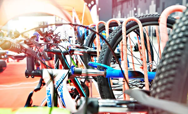 Велосипеды Вертикальной Стойке Магазине — стоковое фото