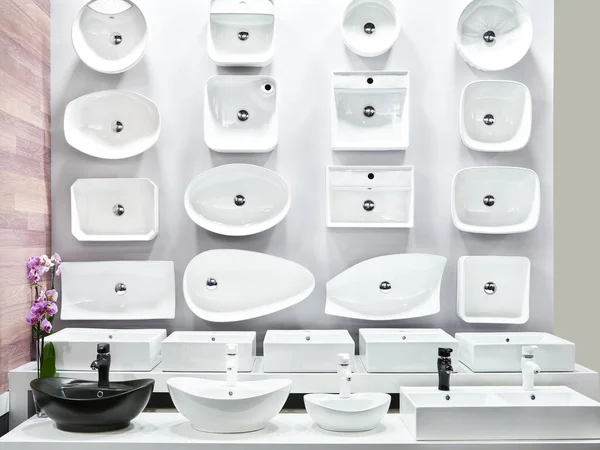 Zlewozmywaki Ceramiczne Bateriami Łazienek Toalet Publicznych — Zdjęcie stockowe