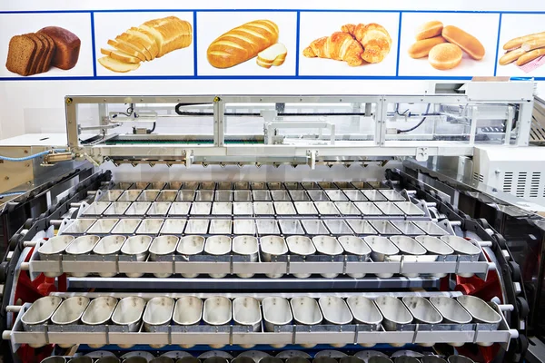 Конвейерные Машины Металлическими Пресс Формами Выпечки Хлеба — стоковое фото
