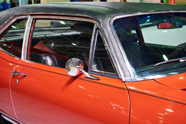 Sergide Kırmızı Retro Araba — Stok fotoğraf