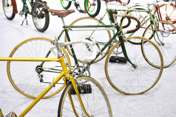 Старые Винтажные Дорожные Велосипеды Выставке — стоковое фото