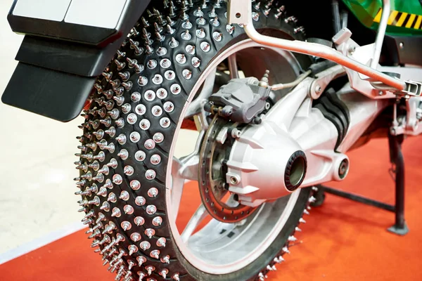 Металлические Шипы Колесе Мотоцикла — стоковое фото