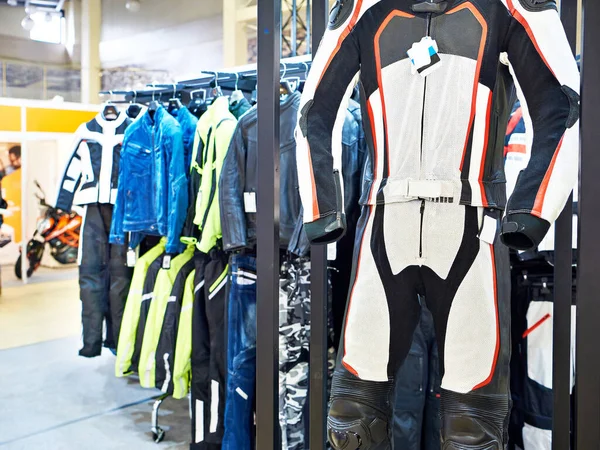 运动用品店的摩托车服装 — 图库照片