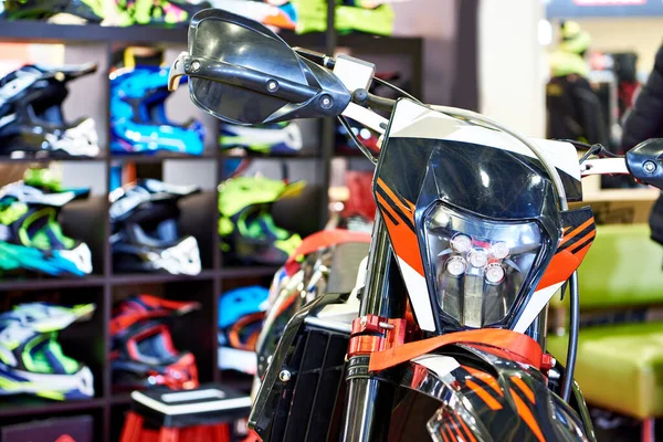 运动用品店的摩托车和赛车手头盔 — 图库照片