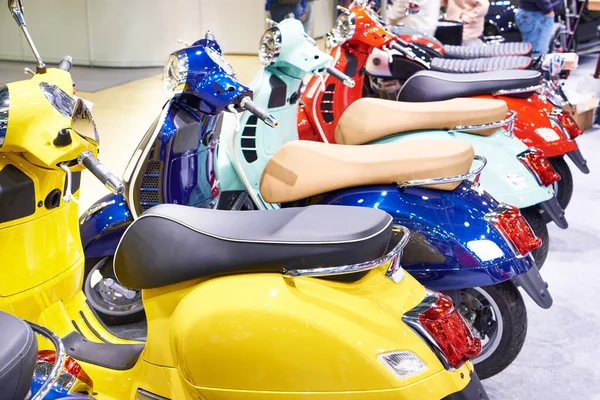 Nouveaux Scooters Rétro Dans Magasin — Photo