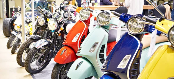 Новые Ретро Скутеры Мотоциклы Магазине — стоковое фото