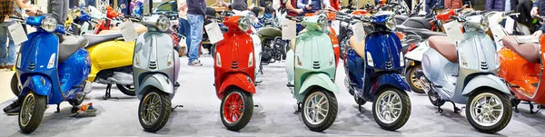 Nuevos Scooters Retro Tienda —  Fotos de Stock
