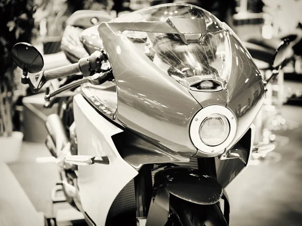 Sergide Modern Gelecekten Gelen Kırmızı Motosiklet — Stok fotoğraf