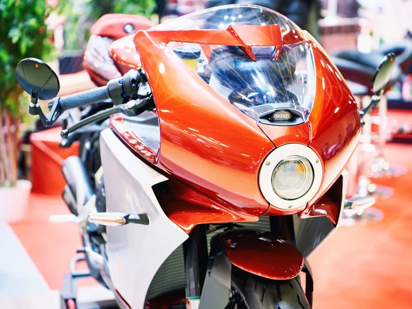 Современный Футуристический Красный Мотоцикл Выставке — стоковое фото