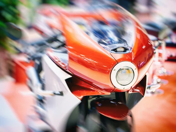 Sergide Modern Gelecekten Gelen Kırmızı Motosiklet — Stok fotoğraf