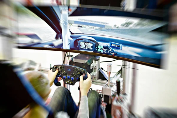 Oyuncu Bilgisayar Simülatörü Araba Yarışında Oynuyor — Stok fotoğraf