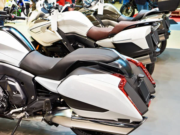 Grandes Motocicletas Turismo Pesado Una Tienda Una Exposición —  Fotos de Stock
