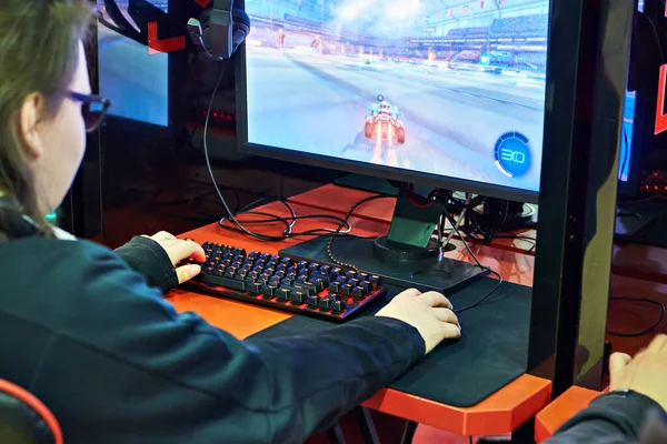 Игрок Компьютере Гонке Автомобилей — стоковое фото