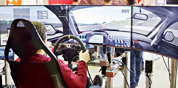 Gamer Jugando Carrera Simulador Ordenador Coche —  Fotos de Stock