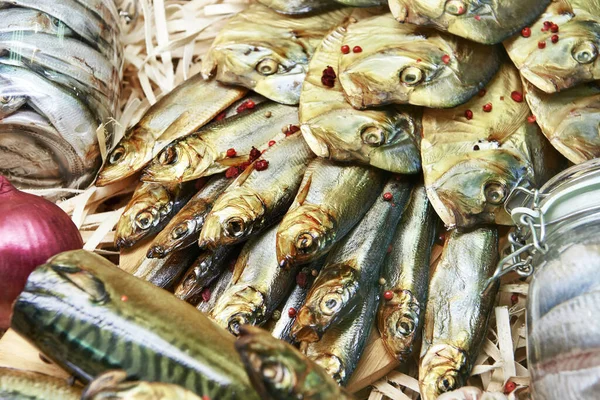 Gesalzener Fisch Und Kalter Räucherfisch Auf Der Ladentheke — Stockfoto