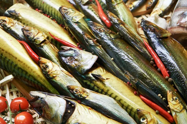 Gesalzener Fisch Und Kalter Räucherfisch Auf Der Ladentheke — Stockfoto