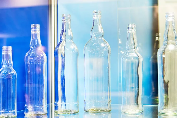 Порожні Пляшки Алкогольних Напоїв Вітрині Магазину — стокове фото