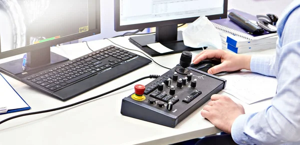 コンピュータとデジタル顕微鏡コントロールパネルのマンハンドオペレーター — ストック写真