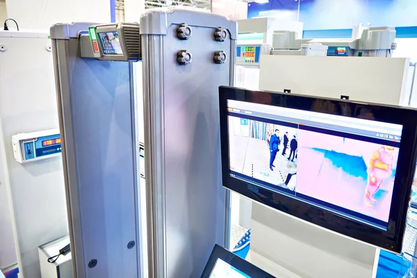 Dispositivo Inspección Estacionario Con Detector Metales Medición Temperatura —  Fotos de Stock