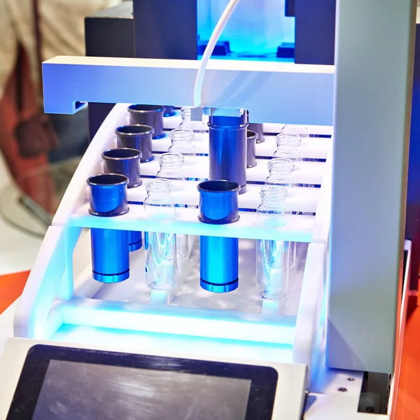 Automatisches Sequentielles Extraktionssystem Zur Chemischen Probenvorbereitung Auf Der Ausstellung — Stockfoto