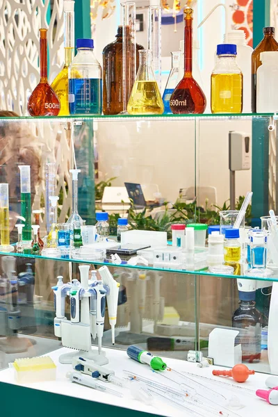 Laboratorieartiklar Samt Flaskor Burkar Och Flaskor Glas Lager — Stockfoto