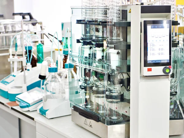 脂肪抽出器だ 研究室用の近代的な化学装置 — ストック写真