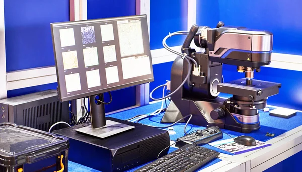 数字实验室显微镜和监测器 — 图库照片