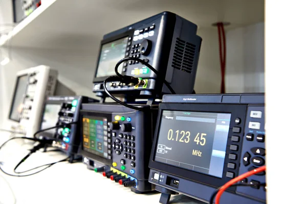 Modern Signal Generator Spektrumanalysator Enheter Utställningen — Stockfoto