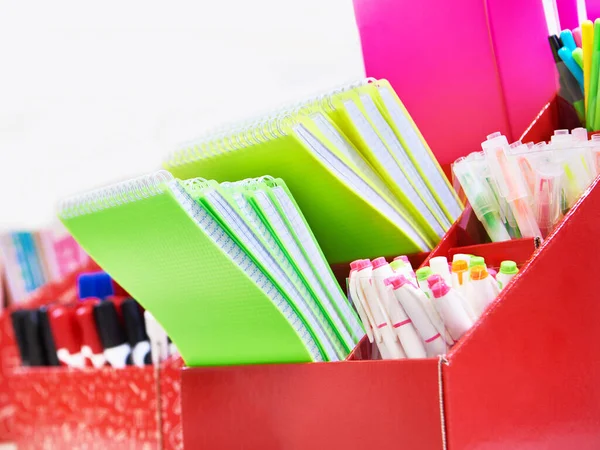 Cuadernos Coloridos Bolígrafos Estante Una Tienda —  Fotos de Stock