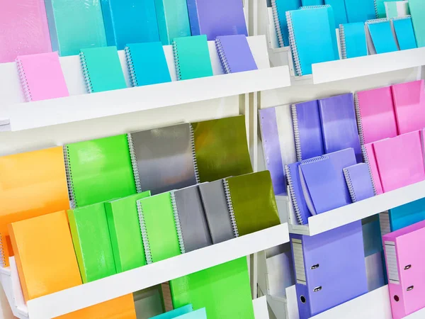 Cadernos Coloridos Uma Prateleira Uma Loja — Fotografia de Stock