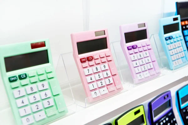 Calculadoras Coloridas Escaparate Una Tienda Papelería — Foto de Stock