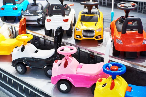 Carros Plásticos Uma Loja Brinquedos — Fotografia de Stock