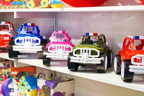 カラフルなグッズ子供のプラスチック製の車 — ストック写真