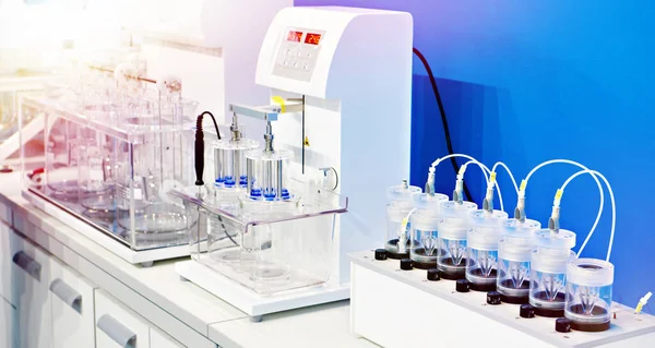 Laboratuvar Için Modern Kimyasal Ekipman Çözünme Testçileri Ayrışma Testçileri — Stok fotoğraf