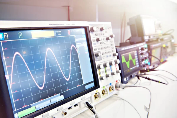 实验室中现代混合信号示波器 — 图库照片
