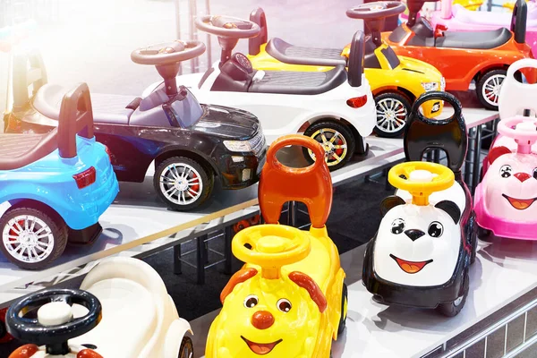 玩具店里的塑料汽车 — 图库照片