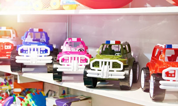 カラフルなおもちゃ子供用プラスチック車店で — ストック写真