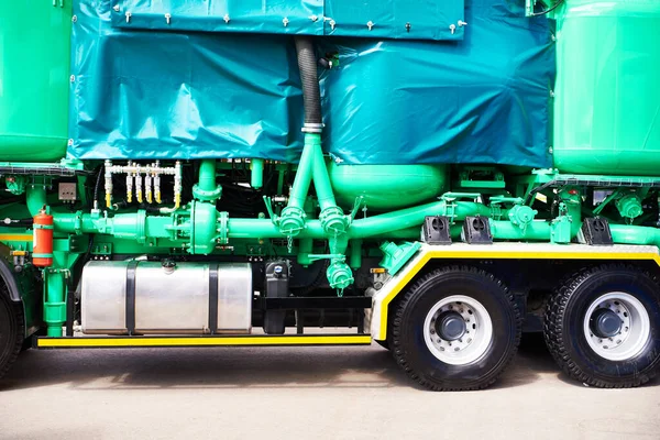 用于石油生产的大型卡车抽油和水化装置 — 图库照片