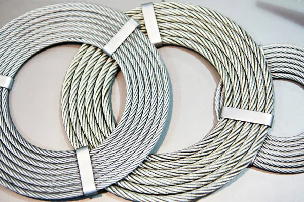 展台上的金属丝绳 — 图库照片