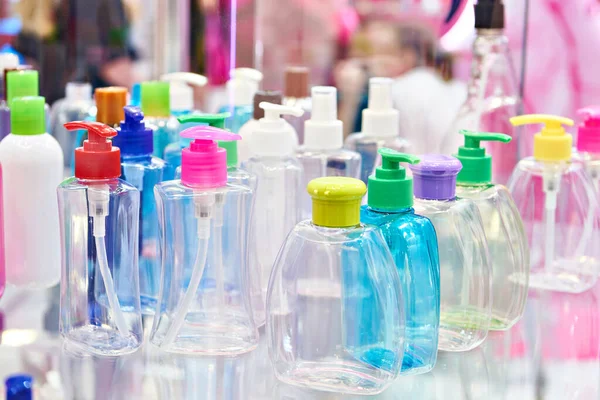 Plastflaskor För Hushållskemikalier Och Parfymer Utställning — Stockfoto