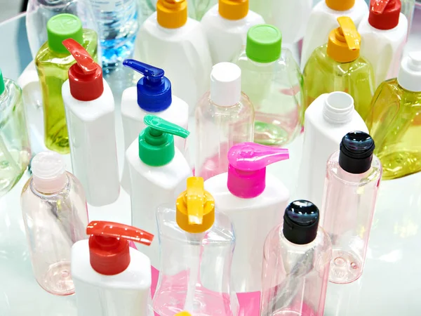 Plastflaskor För Hushållskemikalier Och Parfymer Utställning — Stockfoto