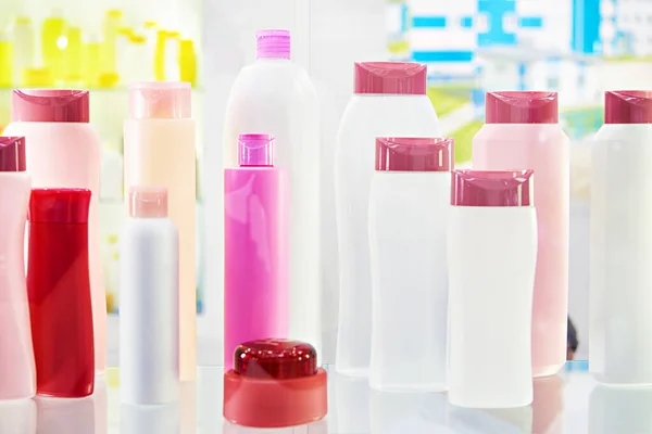 Skyltfönster Med Kosmetiska Plastflaskor Och Schampo — Stockfoto