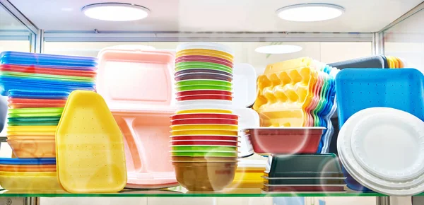 Στοίβα Από Κίτρινα Πλαστικά Δοχεία Τροφίμων Στο Κατάστημα — Φωτογραφία Αρχείου