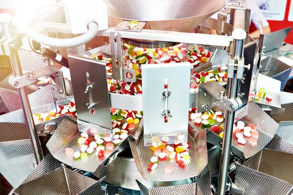 食品生产中干散货的工业装填 分拣和包装机 — 图库照片