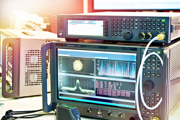 实验室中的频谱分析仪和信号发生器 — 图库照片
